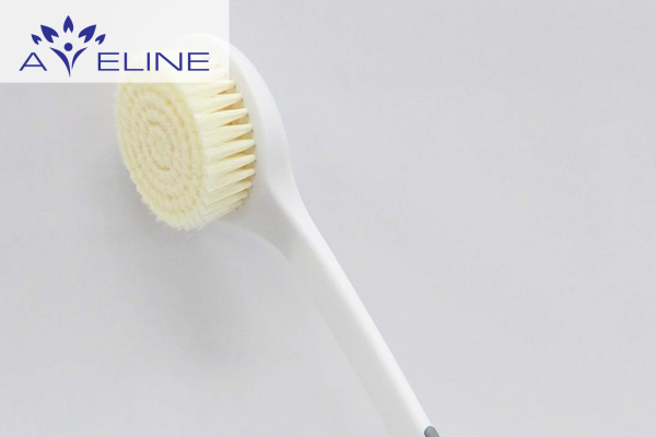 Dùng bàn chải mềm 
