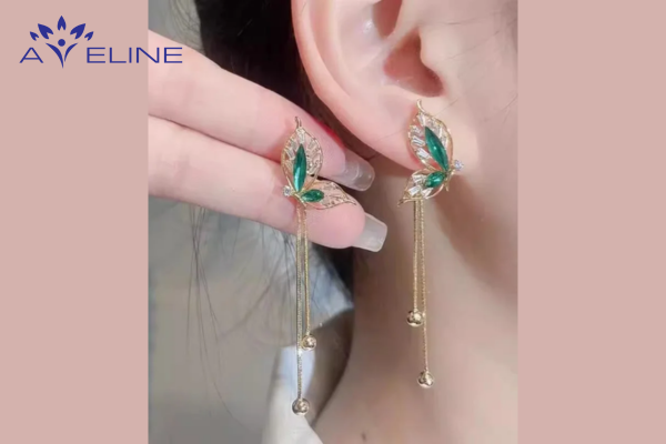 Hiện tượng lông mọc ở vành tai phải là gì?